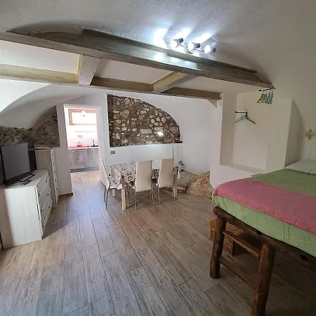 Casa Rosa Nel Borgo Di Linzanico * אבאדיה לריאנה