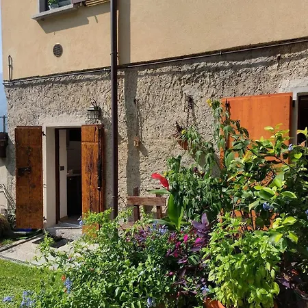 Casa Rosa Nel Borgo Di Linzanico דירה